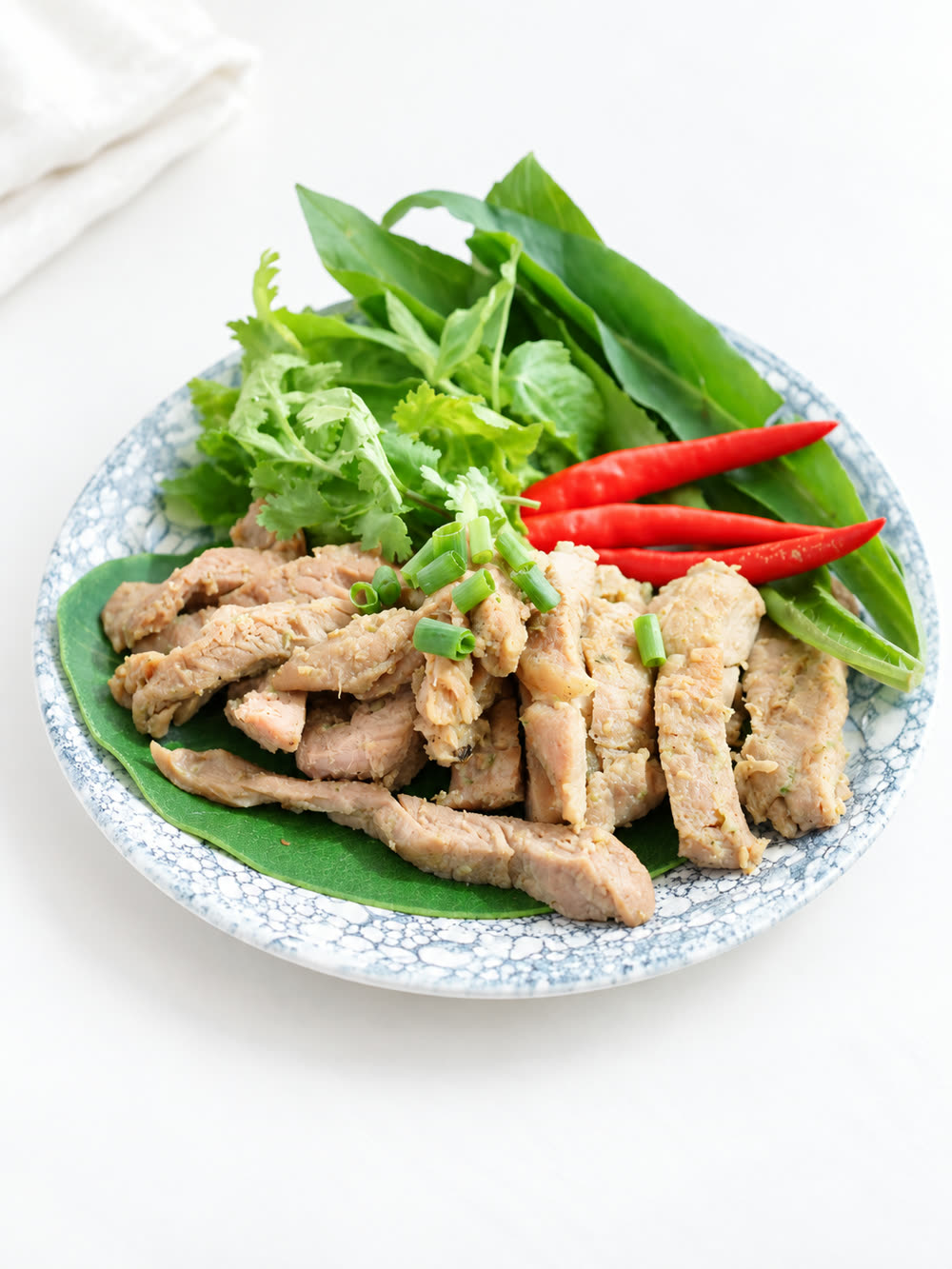 ตัวอย่างกับข้าวเนื้อสัตว์พร้อมผัก จัดเสิร์ฟบนจาน